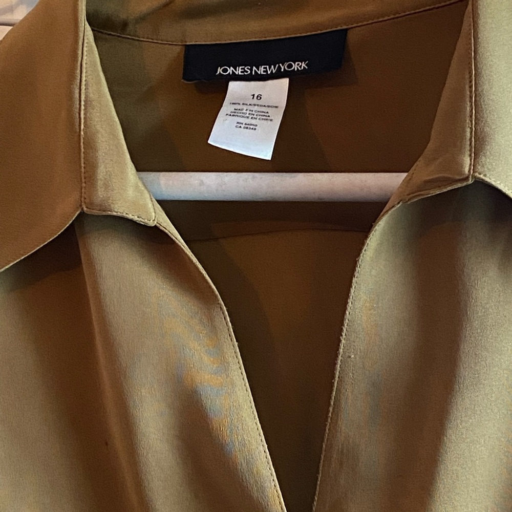 Jones New York silk/polyester blouse. Button front, draped long sleeves.